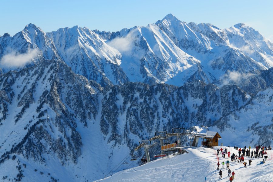 La station de ski Cauterets dans les Pyrénées. shutterstock.com - oksmit