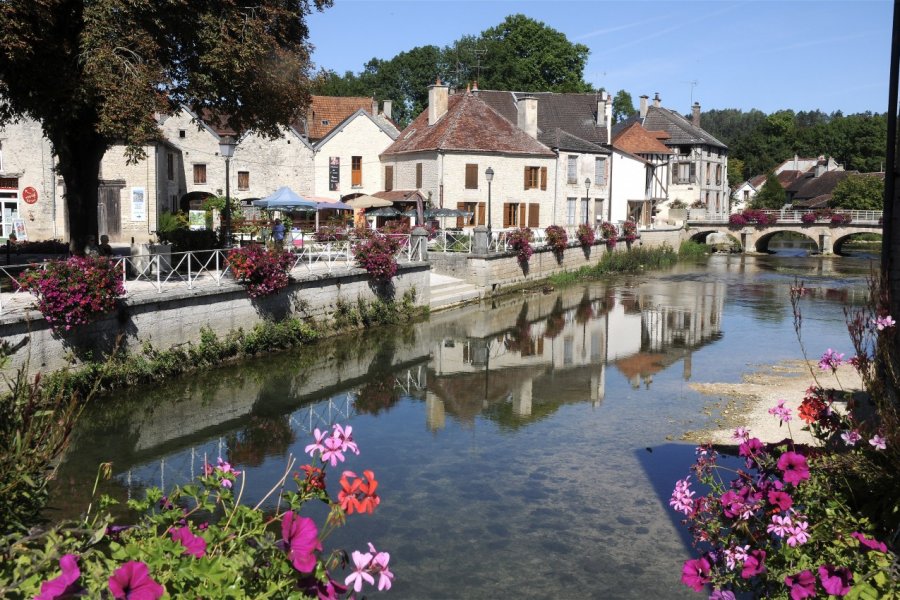 Essoyes, beau village au bord de la rivière Ource Laurent Cornée - Fotolia
