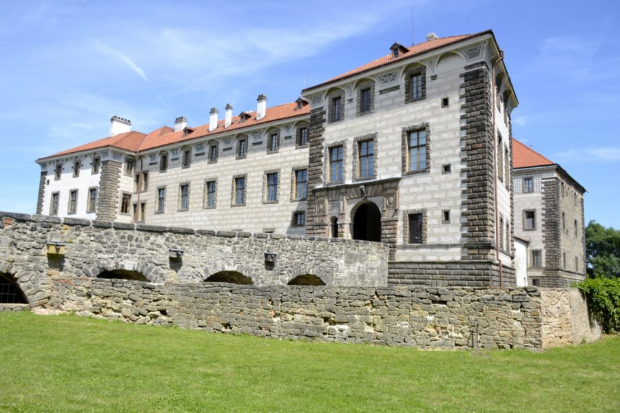CHÂTEAU ET COLLECTIONS DE NELAHOZEVES (ZÁMEK)