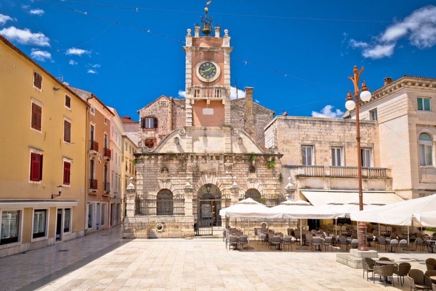 PLACE DU PEUPLE, LOGE ET HOTEL DE VILLE