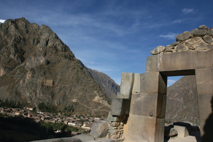La forteresse inca domine la ville d'Ollantaytambo. Stéphan SZEREMETA