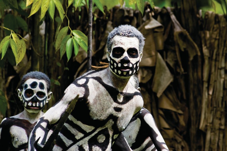 Skeleton man. Personnage d'une pièce de théâtre jouée dans le village de Mindima. Philippe Gigliotti