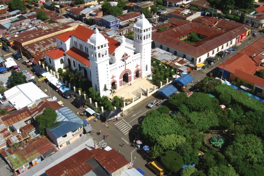 Comme la plupart des villes coloniales, Juayúa s'est développé autour de son église et parc central. Salvadorean Tours