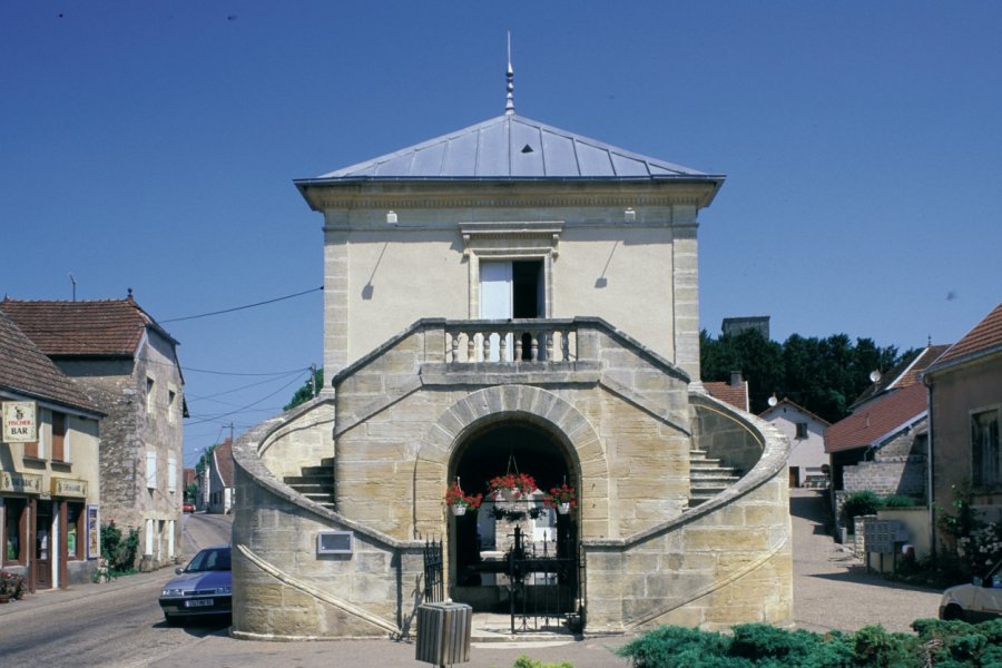 Mairie-lavoir de 1830 ICONOTEC.COM