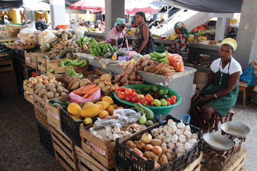 Vendeuses de fruits et légumes au marché d'Assomada Abdesslam Benzitouni