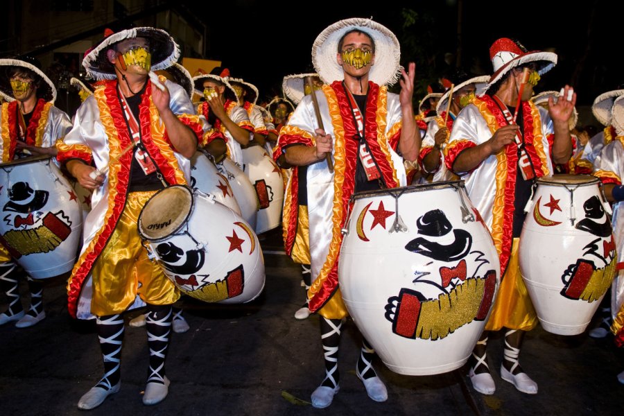 Joueurs de candombe pendant le carnaval de Montevideo. Kobby Dagan - Shutterstock.com