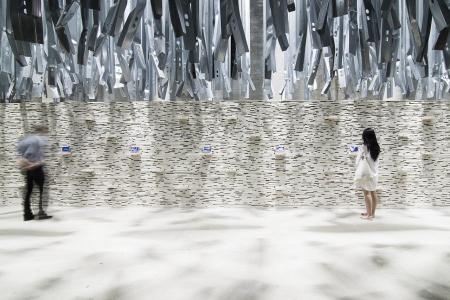 Installation de Alejandro Aravena dans la première salle des Corderies de l'Arsenal, Biennale de Venise 2016 Pheexn - Shutterstock.com