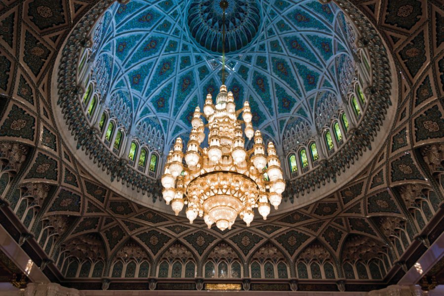 La coupole et le majestueux lustre de la grande mosquée su Sultan Qaboos à Mascate. greta6 - iStockphoto.com