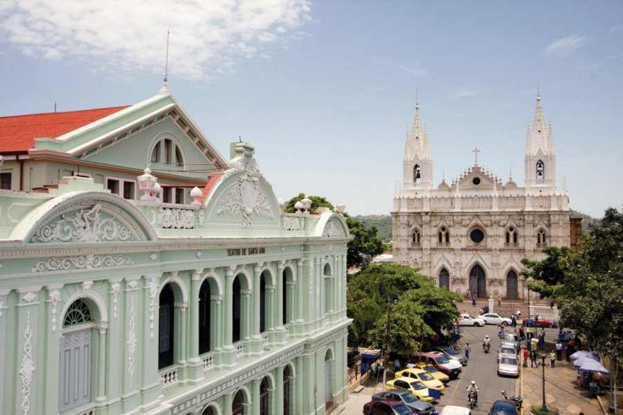 La cathédrale néo-gothique de Santa Ana contraste avec l'habituelle architecture coloniale. Salvadorean Tours