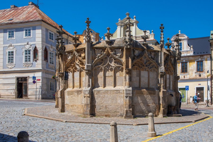 FONTAINE DE PIERRE (KAMENNÁ KAŠNA)