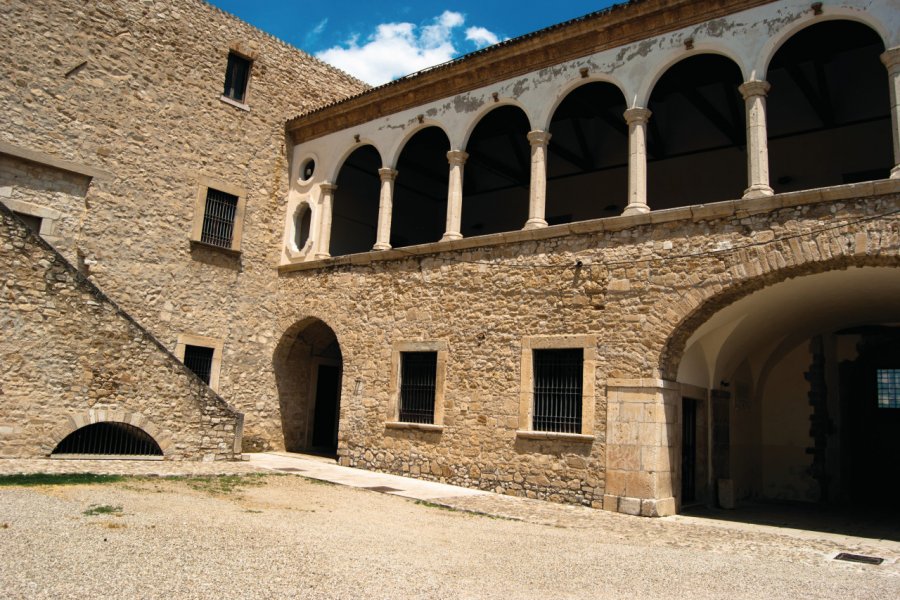 Castello Aragonese Pirro del Balzo. Vitofoto74 - Fotolia
