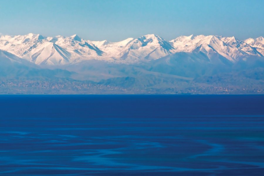 Le lac Issyk-kul, le second plus grand lac alpin du monde. longtaildog