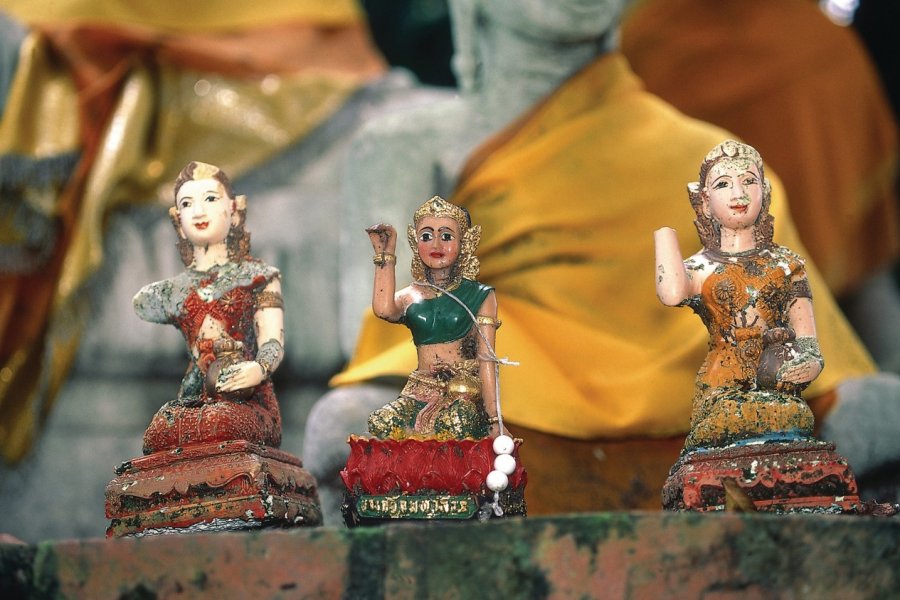Petites figurines déposées comme offrandes dans un temple d'Ayutthaya. Yukiko Yamanote - Iconotec