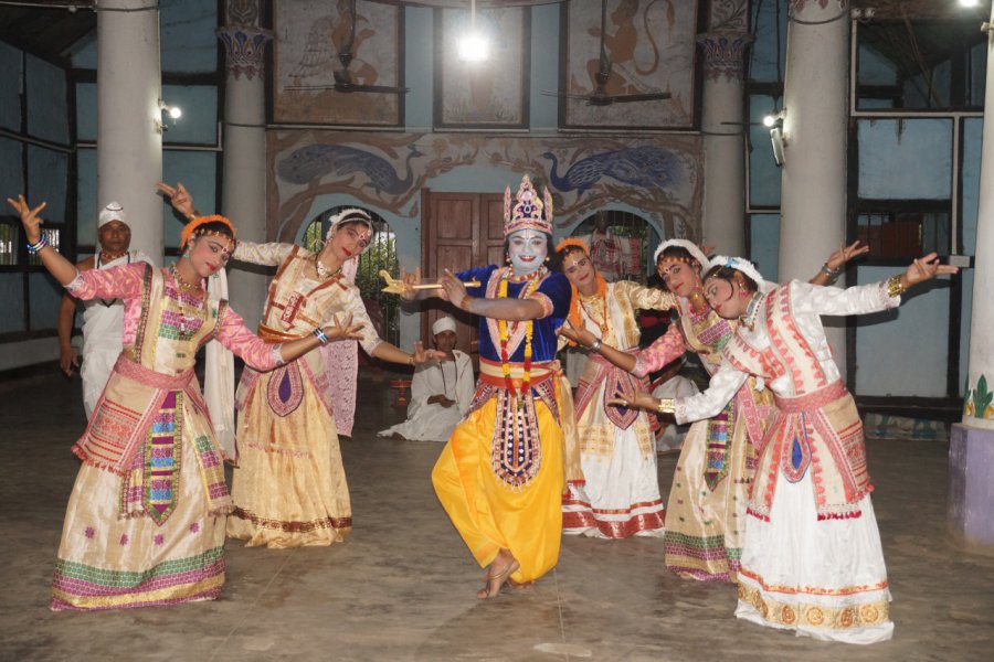 Danseurs de sattriya. bijitdutta.com - Shutterstock.com