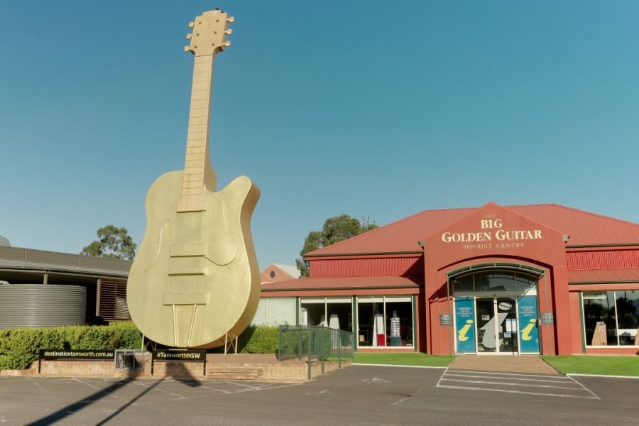 BIG GOLDEN GUITAR & WAX MUSEUM & GUITAR MUSEUM