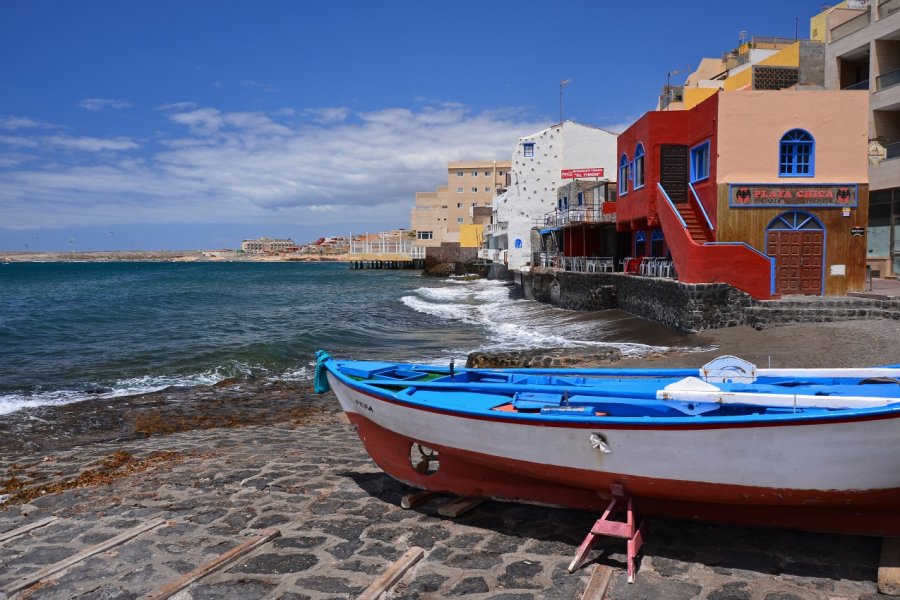 Bateau de pêche sur la plage du village de El Medano, Tenerife. Pawel Kazmierczak - Shutterstock.com