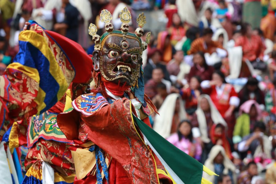 Costume traditionnel lors d'un tsechu. Pema Gyamtsho - Shutterstock.com