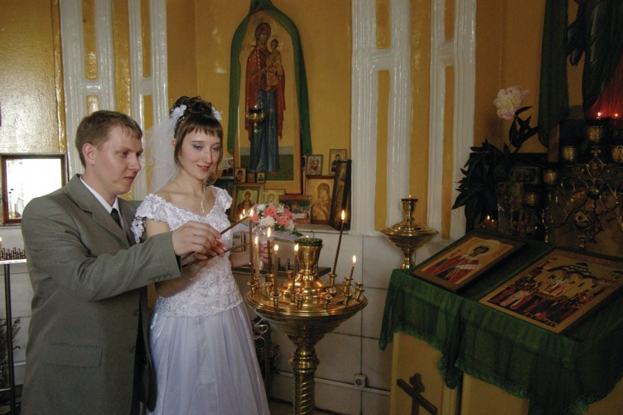 Jeunes mariés dans la chapelle Chasovyia Stéphan SZEREMETA
