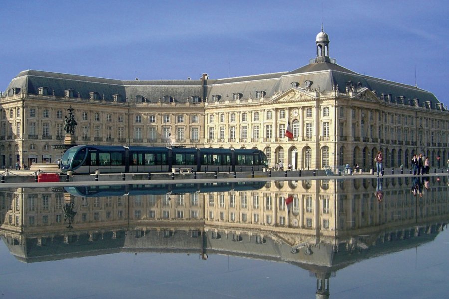 Le miroir d'eau place de la Bourse, à Bordeaux Claude COQUILLEAU - Fotolia