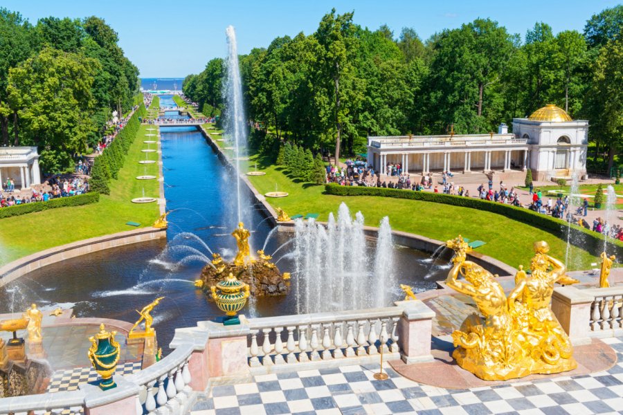Grande cascade et canal maritime du Palais de Peterhof. Viacheslav Lopatin - Shutterstock.com