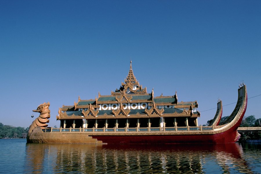 Le Karaweik Palace sur le lac Kandawgyi. Author's Image