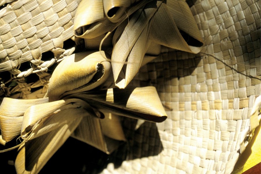L'artisanat maohi puise son inspiration et ses matériaux dans la nature. Sylvain GRANDADAM
