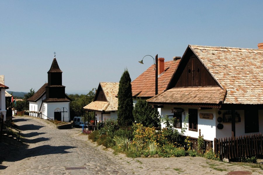Église et maisons traditionnelles de Hollókő. S.Nicolas - Iconotec