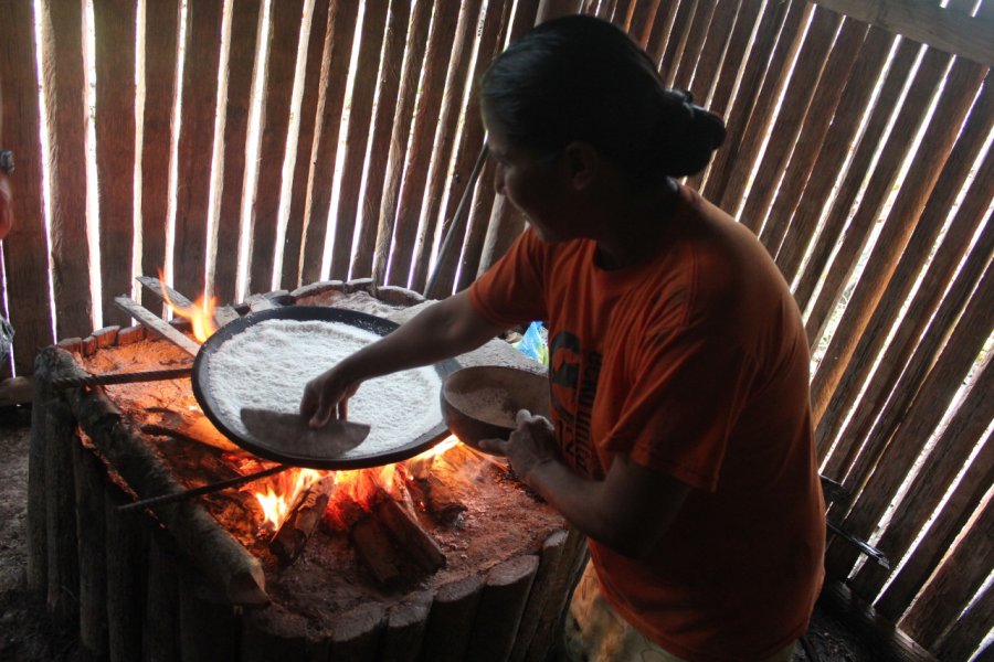 Préparation traditionnelle de galettes de manioc. Jean-Baptiste THIBAUT