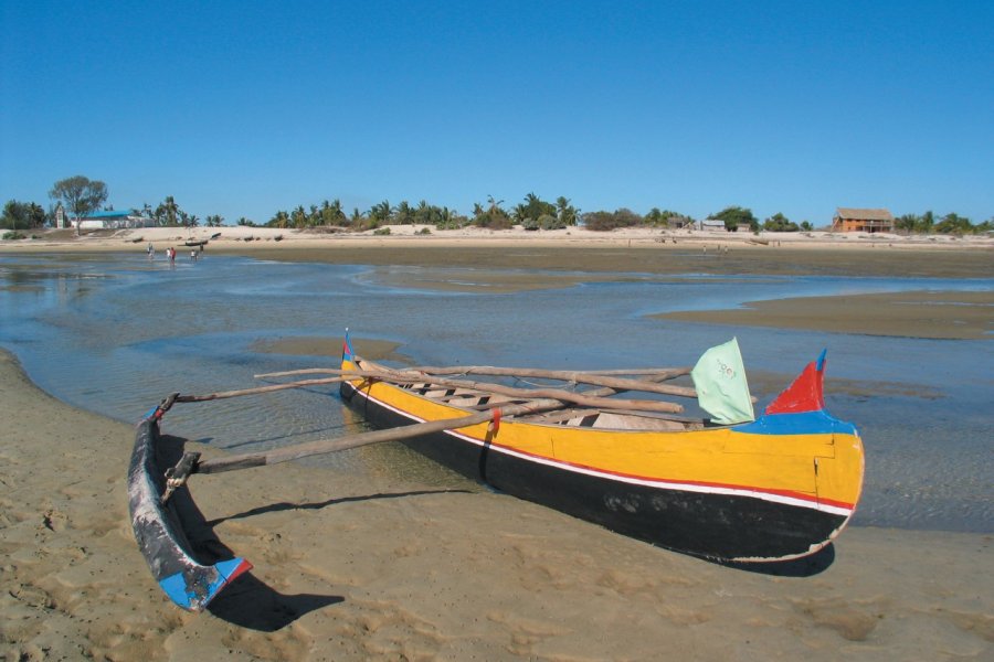 Pirogue à balancier sur fond de marée basse, Belo sur mer Arnaud BONNEFOY