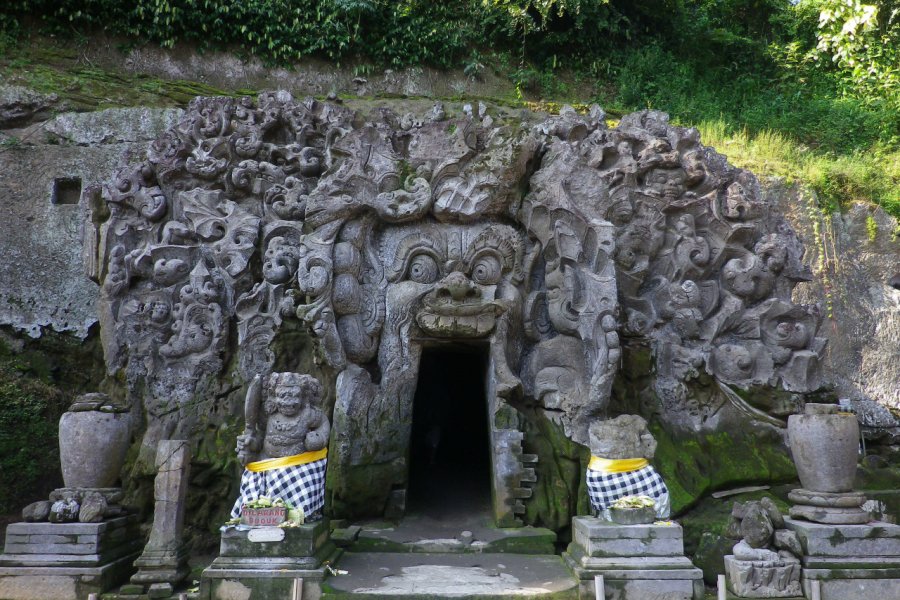 L'entrée de la grotte de l'éléphant à Goa Gajah. Sally Bataillard