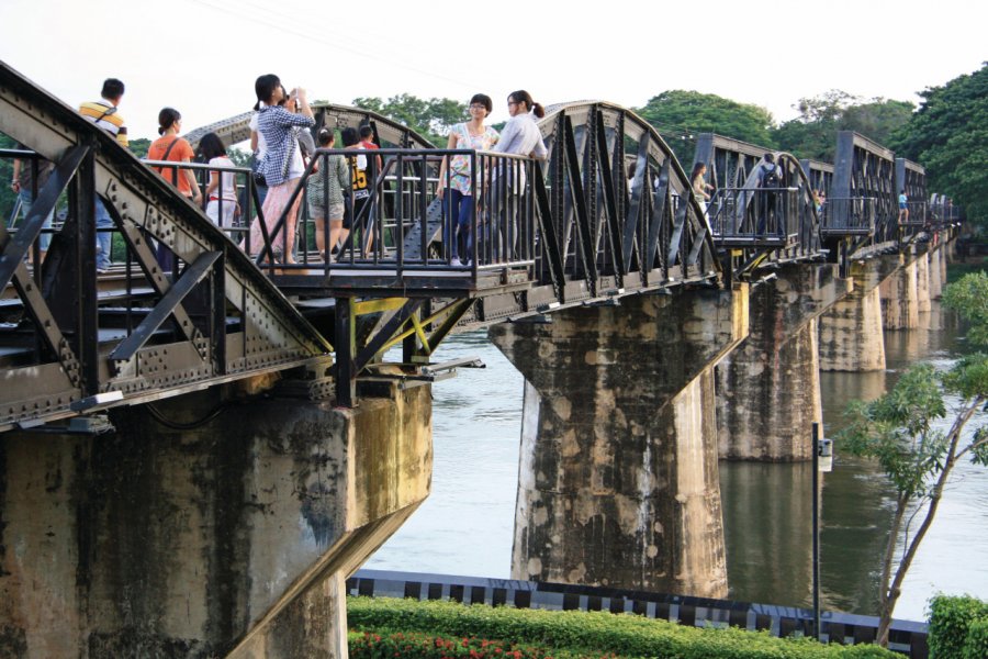 Touristes sur le pont de la rivière Kwai. Jérôme BOUCHAUD