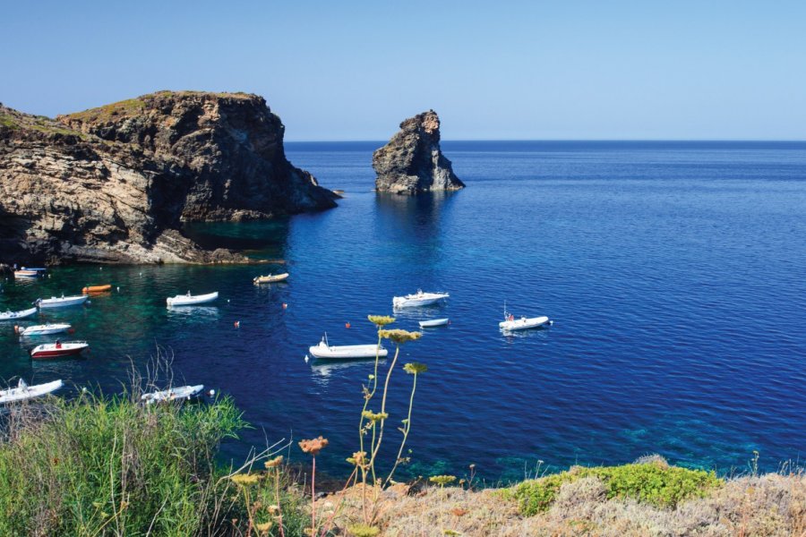 Vue sur Faraglioni, île de Pantelleria. Bepsimage - iStockphoto