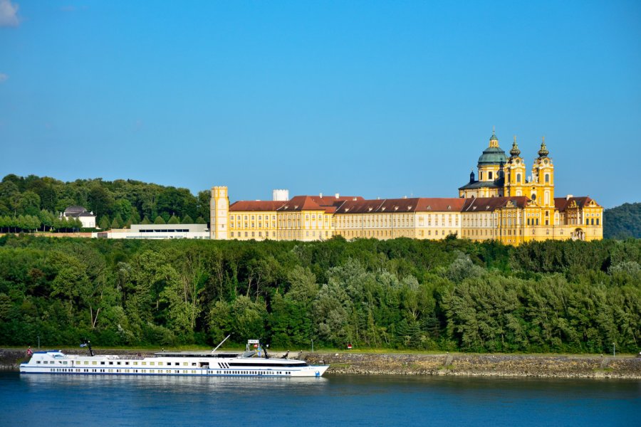 Vue sur l'abbaye de Melk, depuis le Danube. World travel images
