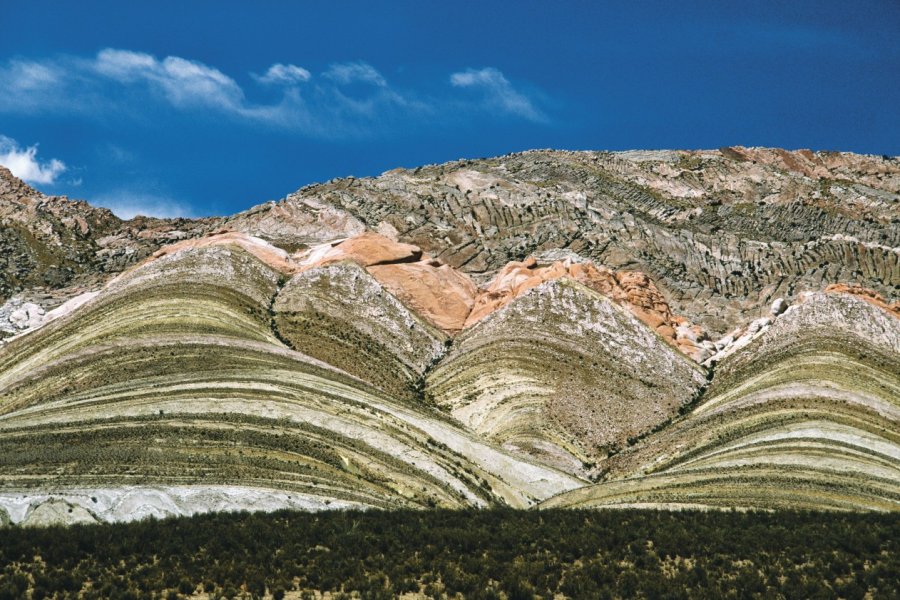 Montagnes aux strates colorées des environs de Salta. Sylvie Ligon