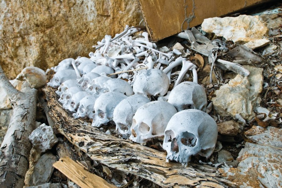 Crânes et ossements conservés sur le lac Kutubu lors de rituels funéraires. Philippe Gigliotti
