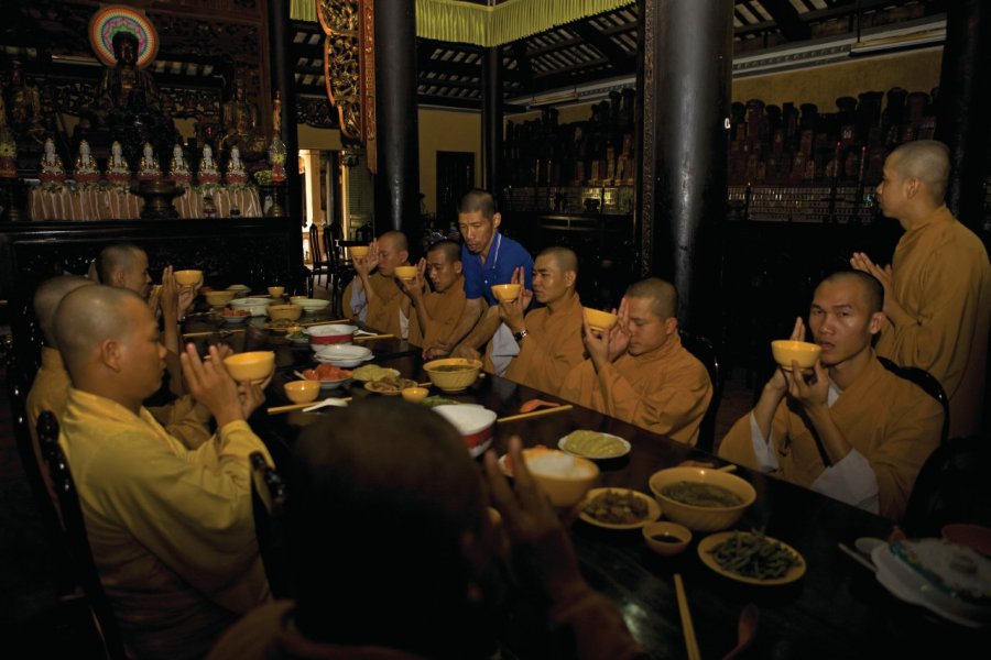 Repas des moines de la pagode Giac Lâm. Yukiko Yamanote - Iconotec