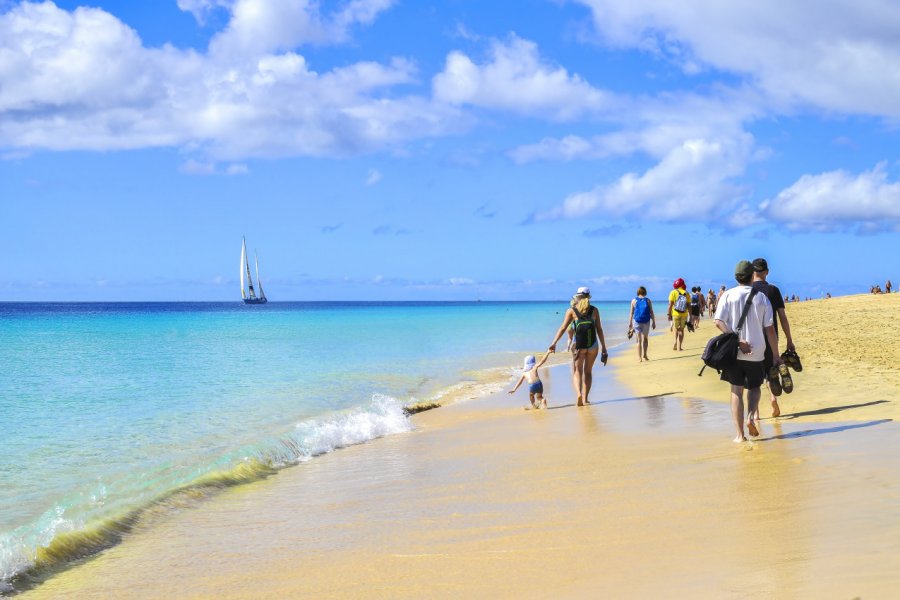 Promenade sur la plage de Morro Jable. JackCo - Shutterstock.com