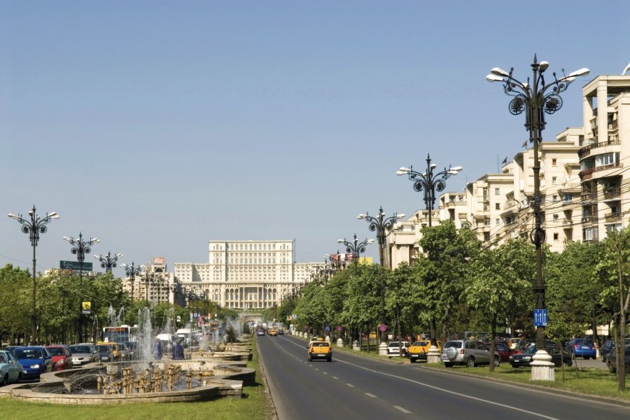 Boulevard Unirii, palais du Parlement. Alamer - Iconotec