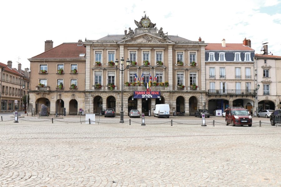 LA PLACE DUROC ET L'HÔTEL DE VILLE
