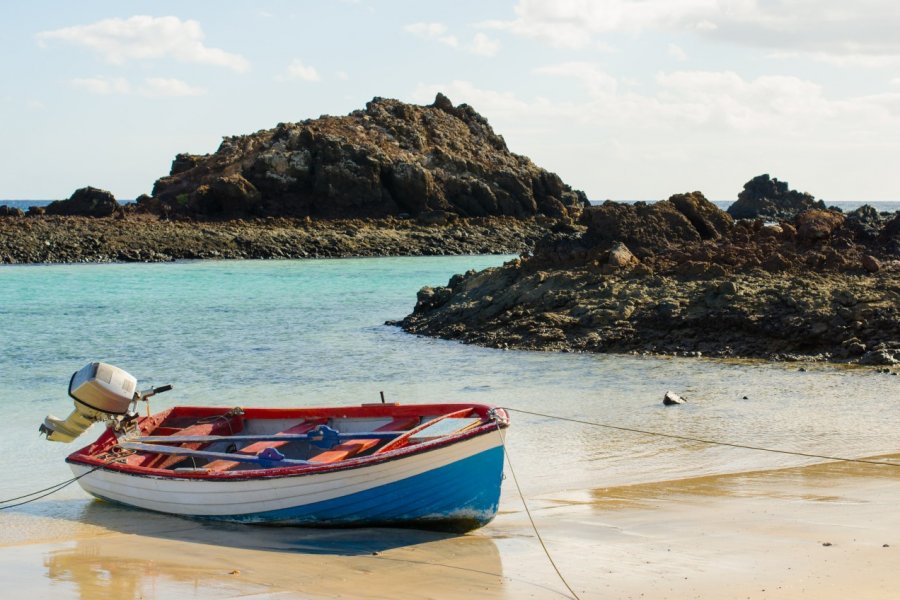 Bateau sur le bord de la plage de Lobos, au nord de Fuerteventura. acongar - Shutterstock.com