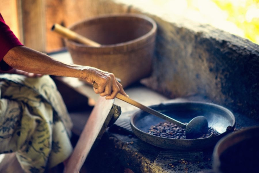 Torréfaction traditionnelle du kopi. Microgen - Shutterstock.com