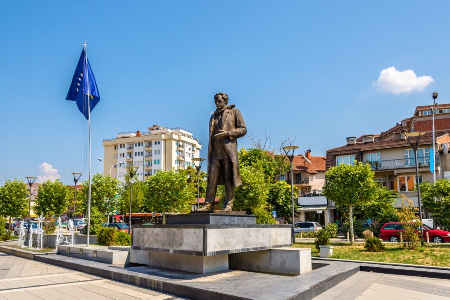 Statue d'Ibrahim Rugova à Pristina. Leonid Andronov - Shutterstock.com
