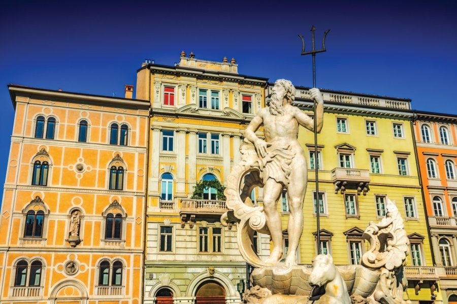 Statue de Neptune sur la Piazza Unità d'Italia. AleksandarGeorgiev - iStockphoto.com
