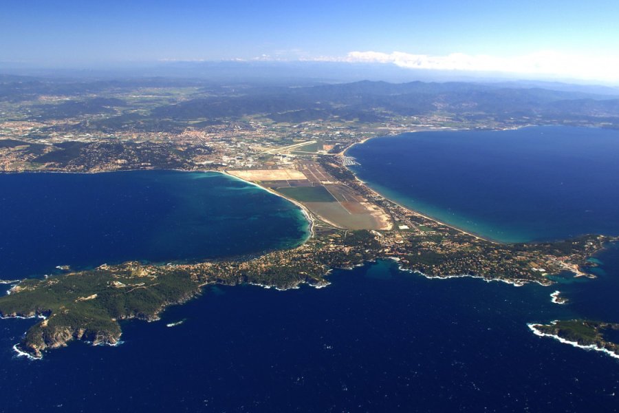 Vue aérienne de la Presqu'île de Giens LA PRESQU ILE DE GIENS