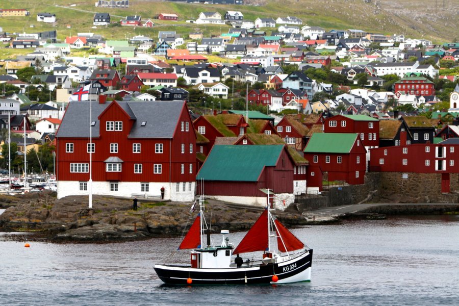 Bateau dans le port de Tórshavn. Chris Christophersen - Shutterstock.com