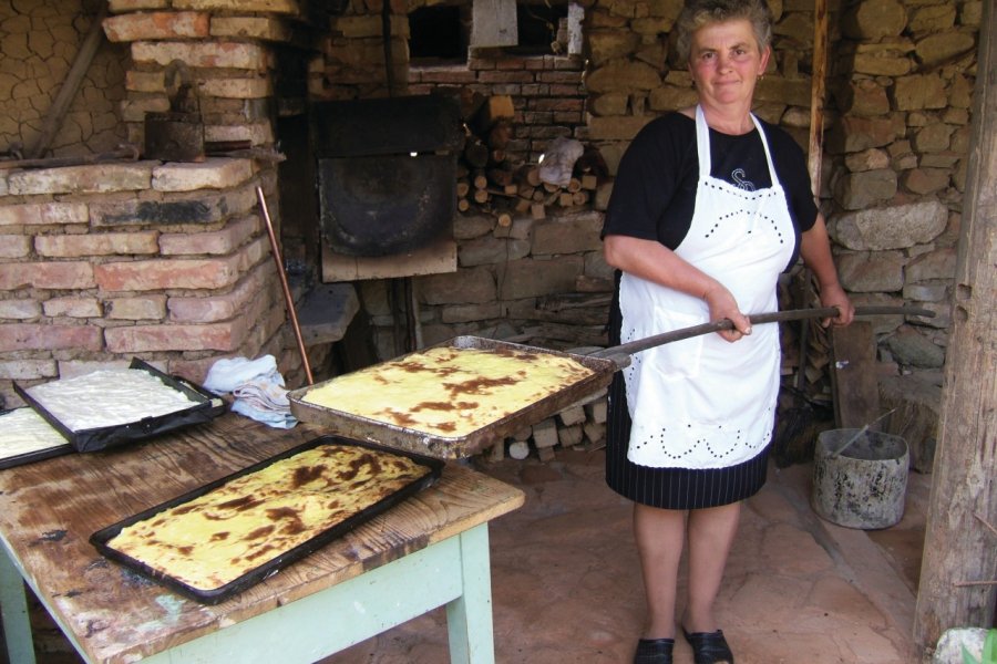 Préparation d'un dessert au feu de bois, à base de farine, d'oeufs et de sucre. Stéphan SZEREMETA