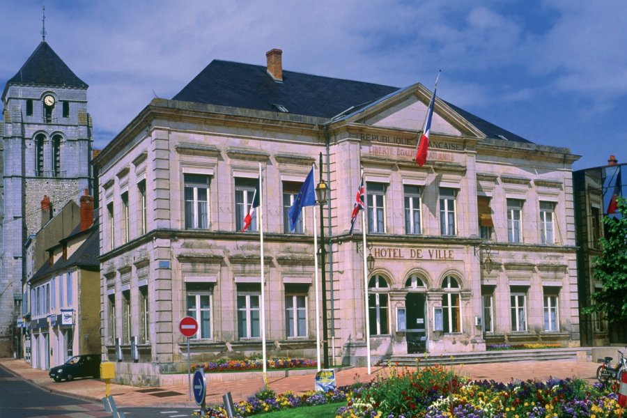 Hôtel de Ville et église VALÉRY D'AMBOISE