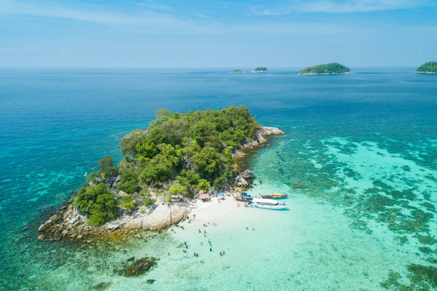 Vue aérienne de île Rok Roy, Tarutao national marine park. ltdedigos - Shutterstock.com