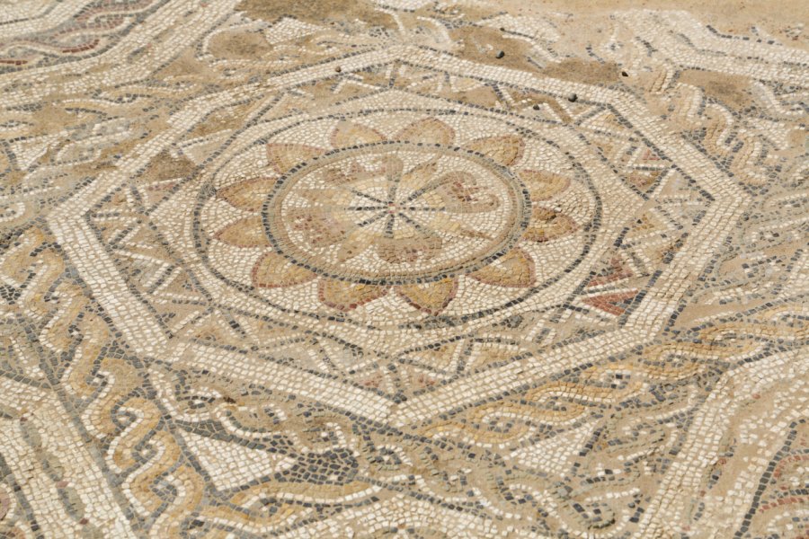 Mosaïque romaine au site romain Nora. Kartouchken - Shutterstock.com