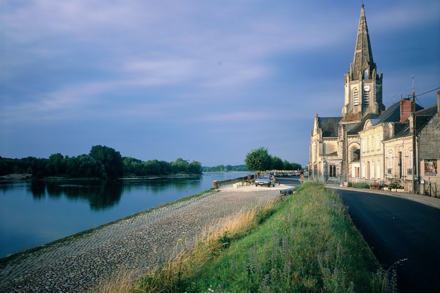 L'église de Bréhémont, en bord de Loire DANIÈLE CATI - ICONOTEC